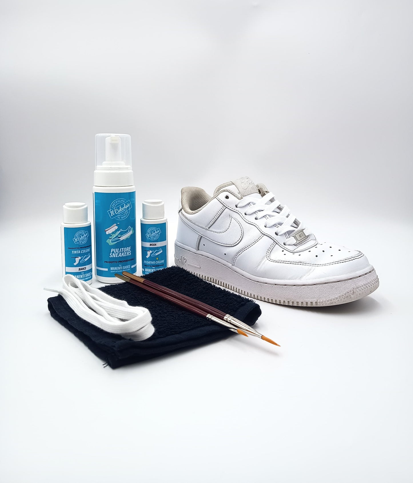 NIKE AIR FORCE white - Kit studiato per la cura e manutenzione